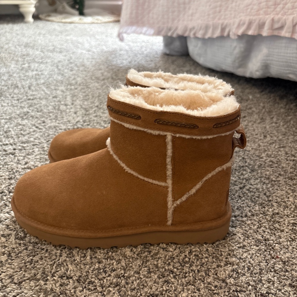 Ugg Chestnut Mini - image 1